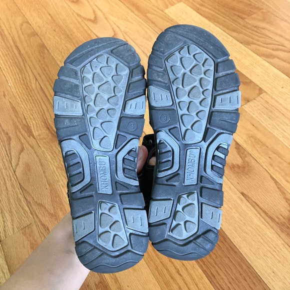 Boy’s size 3 Khombu black and green sandals with adjustable Velcro straps - Picture 2 of 7